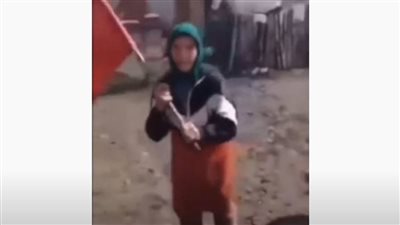 جنود يخدعون مسنة أوكرانية ويتسببون لها في صدمة| فيديو 