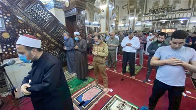 ملتزمون بالتباعد.. صلاة التراويح داخل مسجد النصر بالمنصورة| صور 