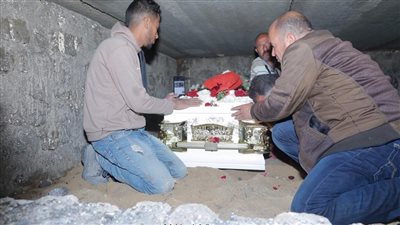 لحظة دفن كاهن كنيسة السيدة العذراء في دير مارمينا بالإسكندرية|صور