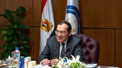 قبل إعلان الأسعار الجديدة.. رئيس إنبي يستعرض أهمية مجمع البنزين بأسيوط 