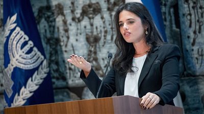 ضربة جديدة لنفتالي بينيت.. اتصالات بين الليكود وشاكيد للانسحاب من الائتلاف الحكومي