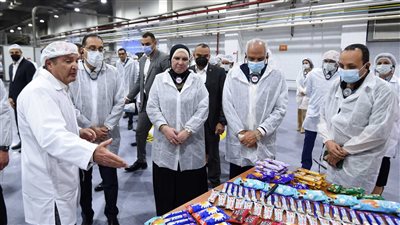 مدبولى يجري حوارا مع عمال مصنع إيديتا بـ6 أكتوبر: دايما صامدين في الظروف الصعبة