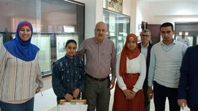 نائب محافظ الشرقية يضع الزهور على النصب التذكارى لشهداء مدرسة بحر البقر 