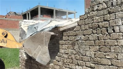 بالمستندات.. إزالة حالتي بناء مخالف بالمنصورية ونكلا | صور