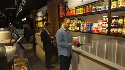 تحرير 56 محضرا وغلق محلات ومخازن مخالفة خلال حملات بأسيوط 