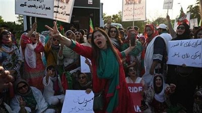 الجيش الباكستاني ينتشر في شوارع إسلام آباد بعد عزل عمران خان