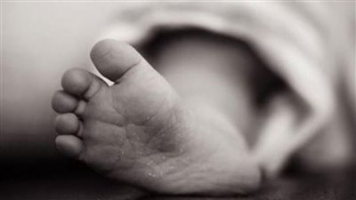 عاطفة الأبوة تنقذ طفلا رضيعا من الغرق | فيديو