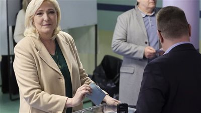 ماري لوبان تصوت في الانتخابات الفرنسية وتتوجه إلى باريس