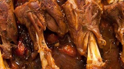 لعشاق حلويات اللحوم.. إزاي تعملي الموزة بصوص البصل المكرمل|فيديو 