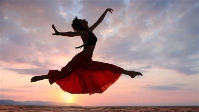 تفسير رؤية رقص الميت في المنام وعلاقته بتحسن الحظ وتغير الأوضاع 