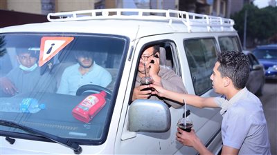 شباب يوزعون عصائر وتمرا على الصائمين فى سوهاج | صور 