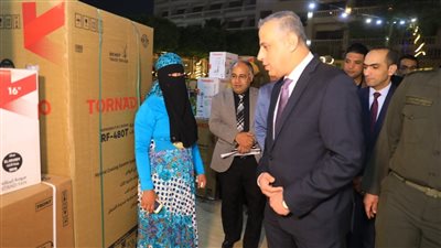 بمناسبة العيد القومي لسوهاج.. الفقي يوزع 60 جهازا منزليا على 15 عروسا