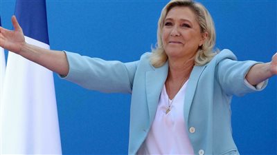 وزير الداخلية الفرنسي: لن نسمح بوصول مارين لوبن إلي الحكم