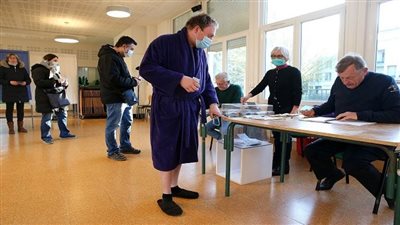 بـ الروب ونعال الحمامات.. آخر تقاليع الفرنسيين في مراكز الاقتراع| صور 