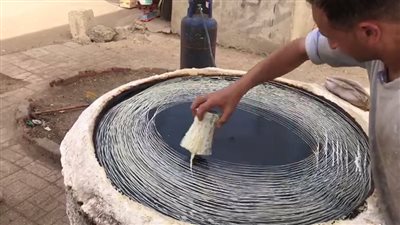 إيه الأحلى الآلي ولا البلدي.. تعرف على الفرق بين أنواع الكنافة في رمضان | فيديو