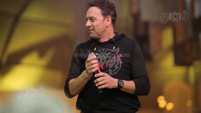 شاهد.. مصطفى قمر يردد تكبيرات العيد بأحد المساجد | فيديو