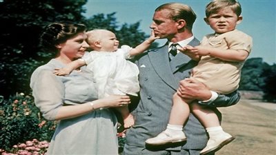 في الذكري الأولي لرحيل الأمير فيليب.. ملكة بريطانيا تنعي زوجها بقصيدة رثاء 