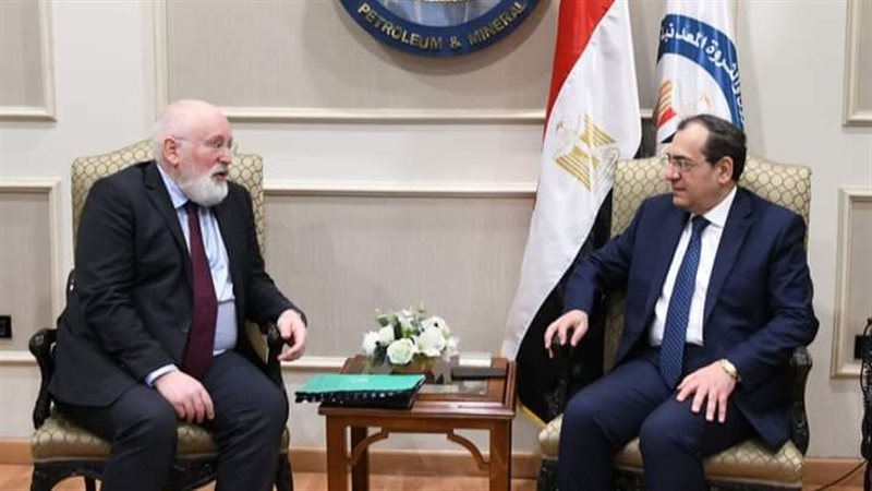 وزير البترول مع نائب