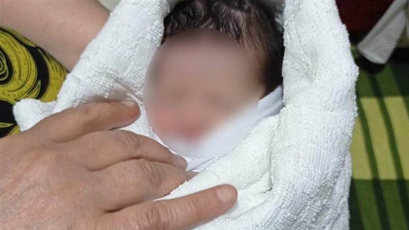 القاء رضيع بجوار