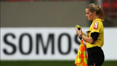 مدرب بالبرازيل يتعدى على محكمة راية | فيديو