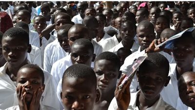 بياضات الفنادق القديمة تتحول إلى قمصان للتلاميذ الفقراء في جنوب أفريقيا 