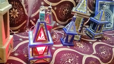 قصة أشهر صانع فوانيس من مخلفات الزجاج والخشب في قنا l فيديو