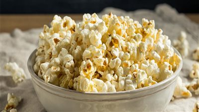 هل يؤثر الفشار في الريجيم؟ أخصائي يجيب