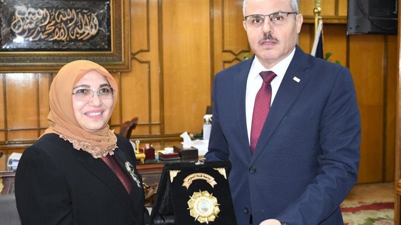 رئيس جامعة قناة السويس