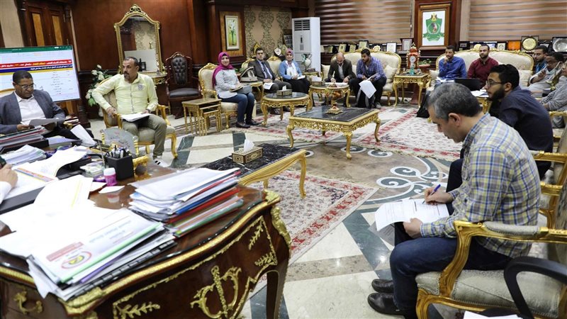 محافظ المنيا يناقش