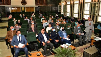 محافظ الغربية يناقش الضوابط المنظمة لتداول الأقماح المحلية 