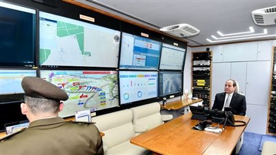 السيسي يتفقد مركز عمليات التحكم والمتابعة للشبكة الوطنية للطوارئ والسلامة العامة