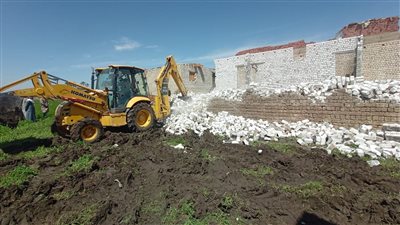 إزالة ٤ حالات تحويل من سكني لمحلات ومخالفات بناء بحدائق الأهرام| فيديو