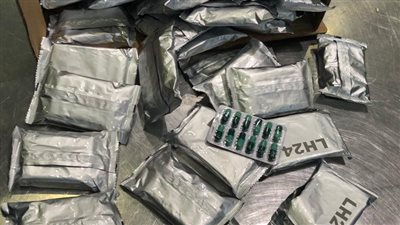 ضبط 330 عبوة دواء داخل مواد غذائية بحوزة راكبة بمطار القاهرة