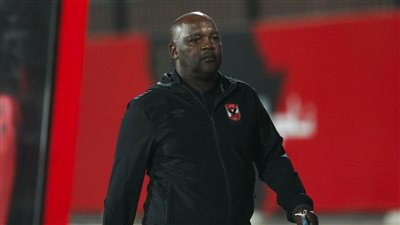 محاضرة خططية للاعبي الأهلي قبل المران المسائي