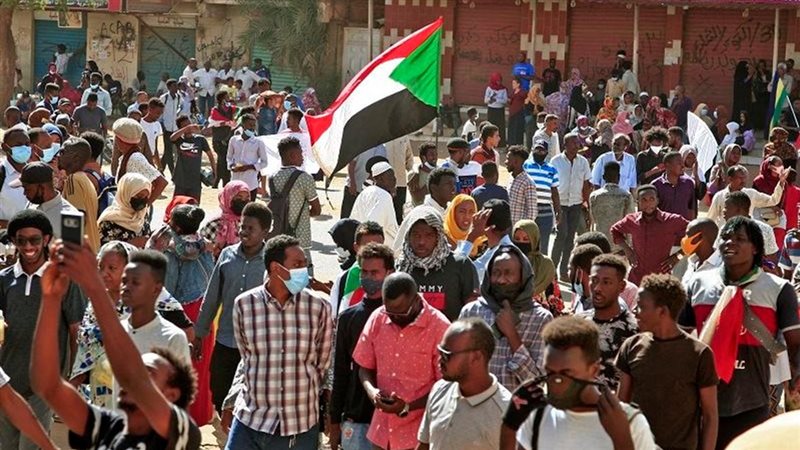متظاهرون سودانيون