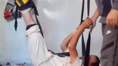 على طريقة إصلاح السيارات.. جلسات طبيعية مرعبة لعلاج آلام الظهر والعمود الفقري | صور