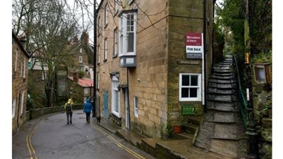 قرية بريطانية يهجرها أهلها ويقطنها السياح