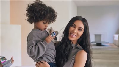 كيم كارداشيان غاضبة بسبب مشاهدة ابنها إعلانا جنسيا لها عبر الإنترنت