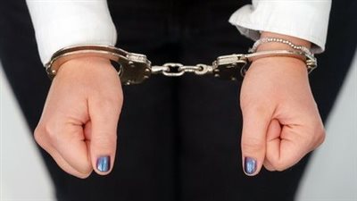 القبض على سيدة لسرقتها مشغولات ذهبية من داخل شقة جارتها بالتجمع الأول