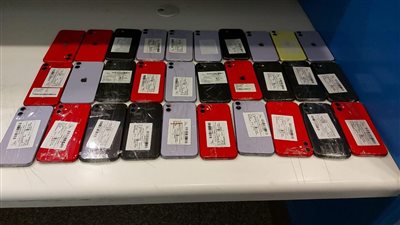 حاول يستغل وقت الإفطار.. ضبط 30 هاتف محمول حول جسد راكب بمطار القاهرة | صور