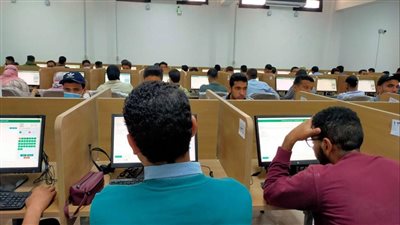 14 ألف و252 طالب يؤدون الإختبارات الإلكترونية لـ68 مقرر دراسى بجامعة القناة | صور