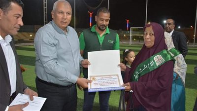 محافظ الوادي الجديد يكرم الأمهات المثاليات على مستوى المحافظة
