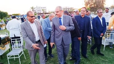 رئيس جامعة القناة يشارك العاملين بالمستشفيات الجامعية إفطار رمضان | صور