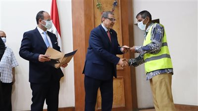 سعفان يسلم 10987 وثيقة تأمين ضد الحوادث للعمالة غير المنتظمة بالجيزة