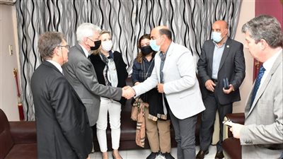 محافظ أسوان يطمئن على مصابي حادث طريق أبو سمبل بحضور سفراء فرنسا وبلجيكا | صور