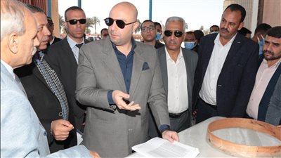 محافظ بني سويف يراجع كشوفات كميات القمح المستهدف توريدها 
