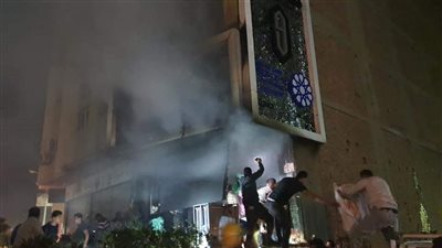 الحماية المدنية تجرى عملية التبريد لحريق محل ألومنيوم بفيصل| صور