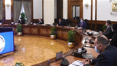 رئيس الوزراء يستعرض الآثار الناتجة عن ارتفاع سعر الصرف في موازنات الشركات