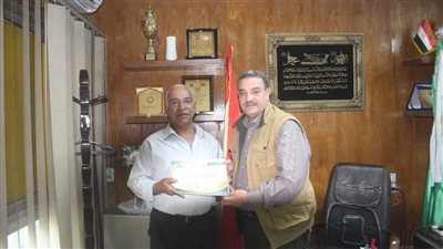 رئيس هيئة نظافة الجيزة يكرم مسئول جراج بين السرايات لبلوغه سن المعاش| صورة