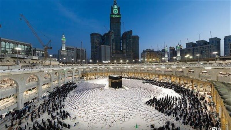 المصلون والمعتمرون